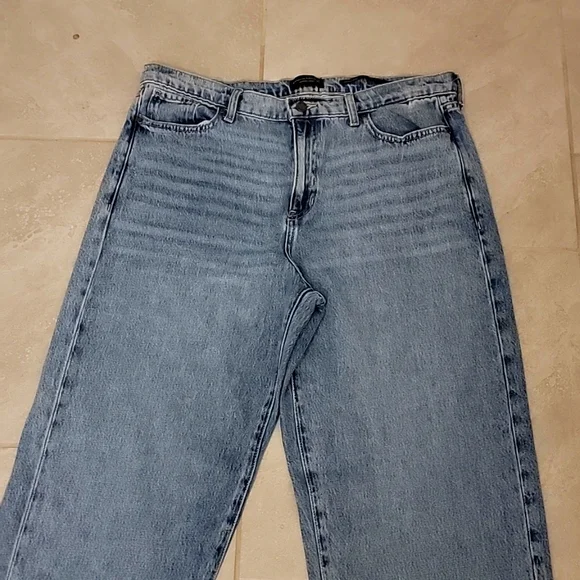 Banana Republic Premium Denim High-Rise Barrel Fit Jeans. Medium Wash. 32L - Picture 2 of 10